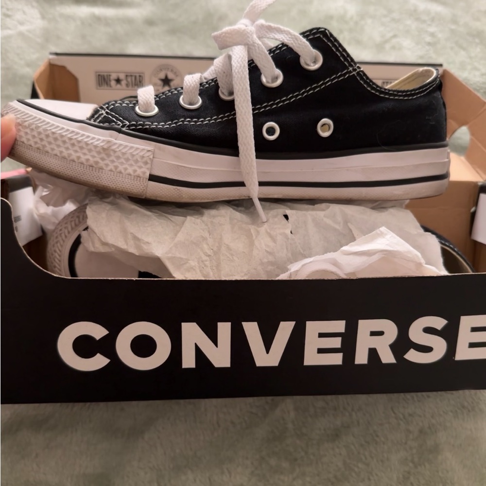 Black and white converse low top                              Size 6 in women’s
